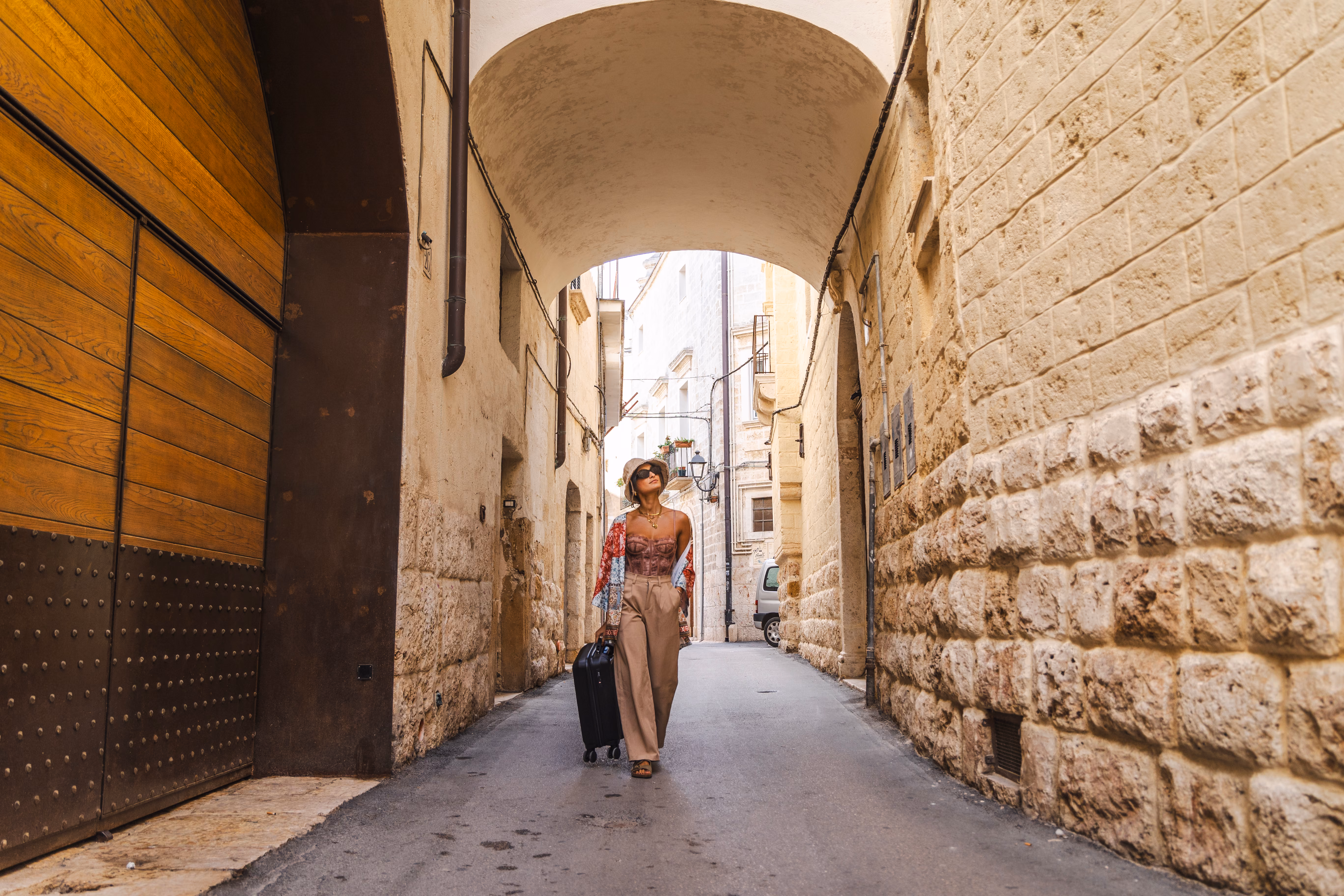 Immagine modella che passeggia sotto il B&B